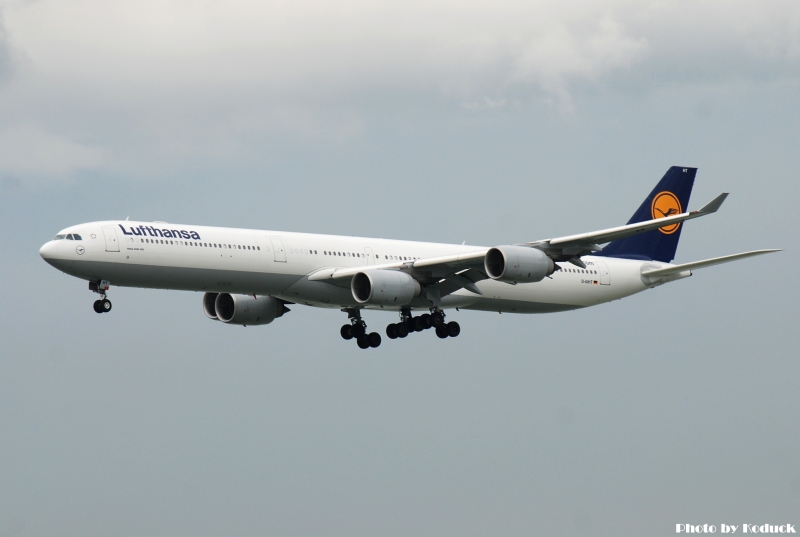 Lufthansa A340-642(D-AIHT)@VHHH_1(2)_20100625.jpg Lufthansa A340-642(D-AIHT)@VHHH_1(2)_20100625.jpg
