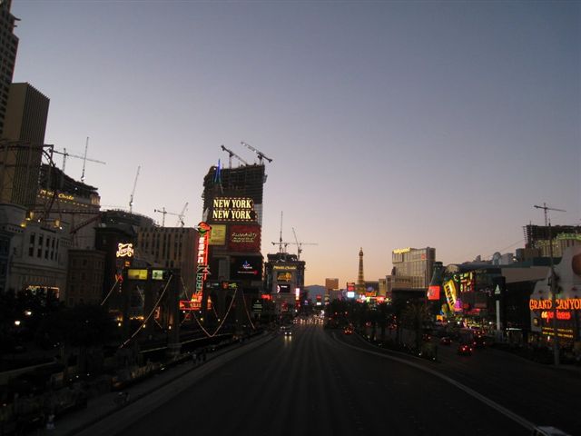 夜晚才是賭城精采的開始 也是我們下桌賭錢的開始