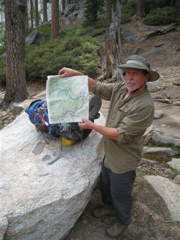 拿著地圖問我要不要一起去另外一頭的north dome 拿著地圖問我要不要一起去另外一頭的north dome