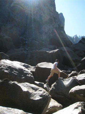 我跟matt兄兩個繃繃跳跳 跳躍過無數的大石頭 我跟matt兄兩個繃繃跳跳 跳躍過無數的大石頭