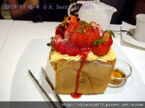 台北 Dazzling Cafe 就愛草莓hoeny toast.jpg