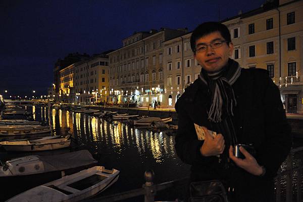 Trieste的夜景真的超漂亮的!! Trieste的夜景真的超漂亮的!!