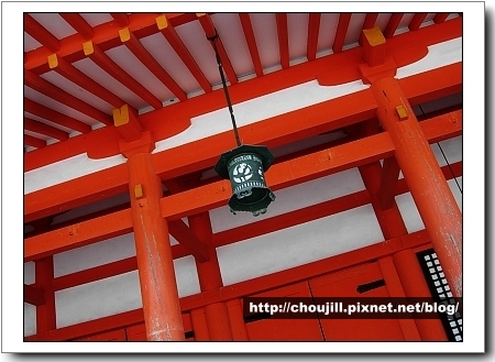 不只建築物採對稱式設計,就連掛燈~也是左、右側相同花色 不只建築物採對稱式設計,就連掛燈~也是左、右側相同花色
