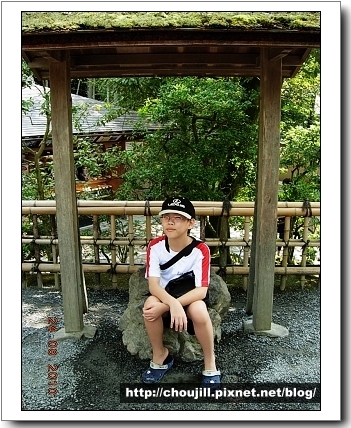 一休和尚的爸爸是日本南北朝時期的後小松天皇坐過的,聽說坐了會有貴人助 一休和尚的爸爸是日本南北朝時期的後小松天皇坐過的,聽說坐了會有貴人助