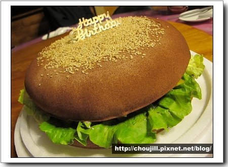 外號瀚寶的丁丁生日蛋糕是個十吋的大漢堡XD