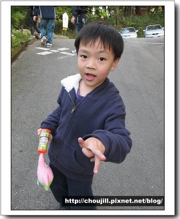 這種大概只有十度的低溫玩到一身汗的簡阿弘小朋友