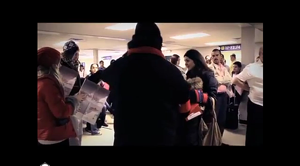 墨西哥熱得要命 旁邊人穿短袖這群人穿雪衣是那招.png