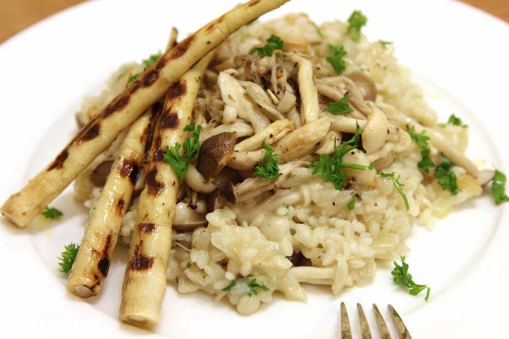 蕈菇燉飯搭烤箭筍
