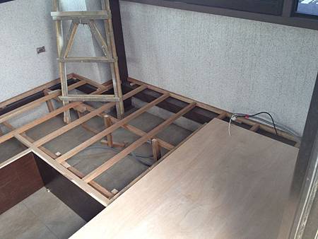 層就頂樓地板架高施工 (1).JPG