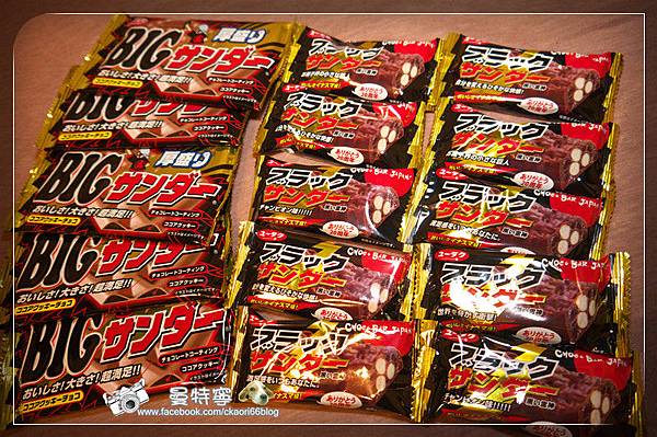  000 看到這一幕甜食愛好者.... 005 BIG雷神巧克力 尺寸約三條小黑雷神組合而成.. 外觀就像一般市售的小格子型巧克力... 006 撥開一小角...夾藏著像薄脆餅乾... 口感其實跟黑雷神蠻相似... 有股在吃OREO的錯覺... 007 外層裹上的巧克力比小黑雷神厚上許多... 相較之下.. 曼特寧較愛大雷神微甜的滋味... 像這類邪惡零食真會一口接一口.. 但也要小心熱量高高唷~