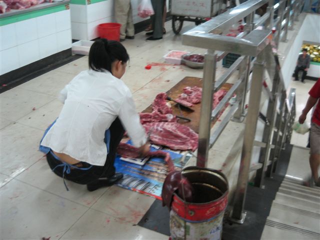 朝內南小街菜市場肉在地上賣