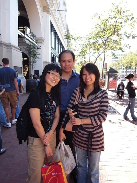 我跟Lily盡力把譽仁給遮住了:p