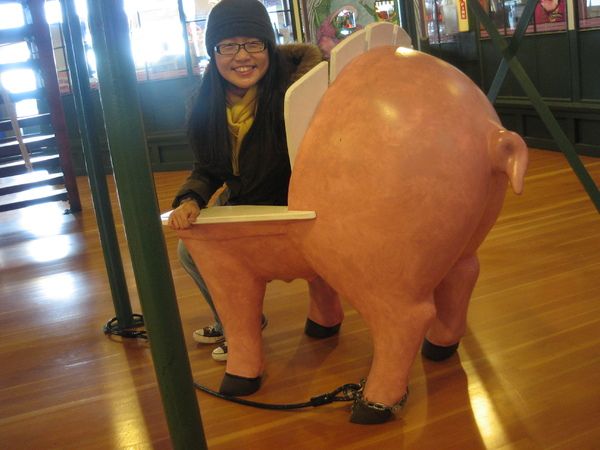 因為看了Pike Place Market News & 無意間發現的粉紅小豬椅