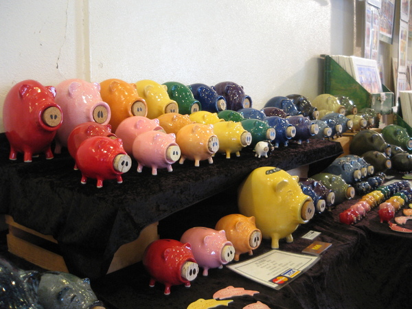 賣piggy bank以及magnet的攤子