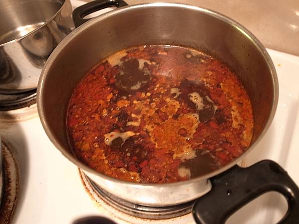 居然有同學帶麻辣鍋湯底來!!!太優秀了!!! 居然有同學帶麻辣鍋湯底來!!!太優秀了!!!