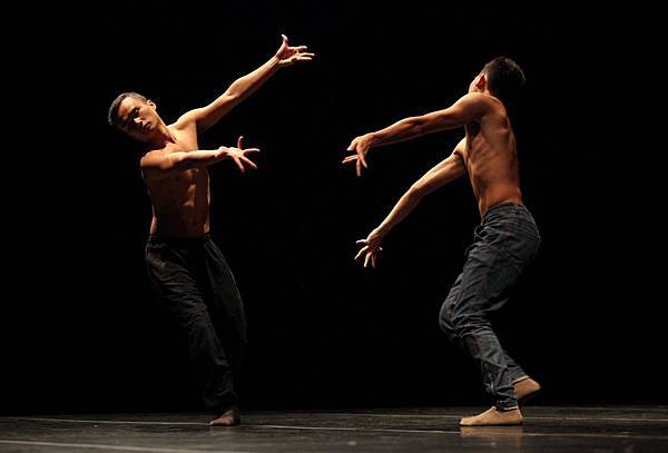 鄭宗龍首部長篇《在路上》獲西班牙MASDANZA國際舞蹈大賽第一名，比賽現場舞者(左起)江保樹、駱思維 - 攝影Jesús Robisco 001.JPG