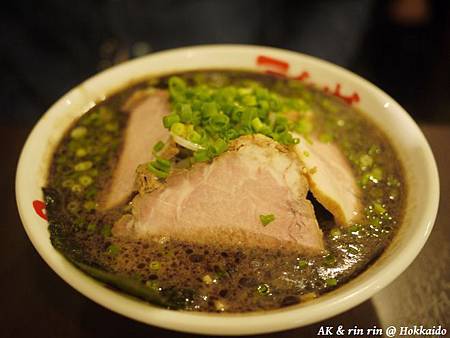 【北海道食記】雖然烏漆嗎黑~拉麵共和國裡的なんっつ亭拉麵~也太好吃了吧~