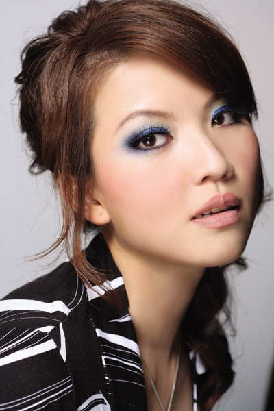 【情報】古小偉新書發行囉~附上二個AK示範的妝容 - 第1張圖