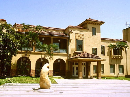 公園東南隅的二二八紀念館