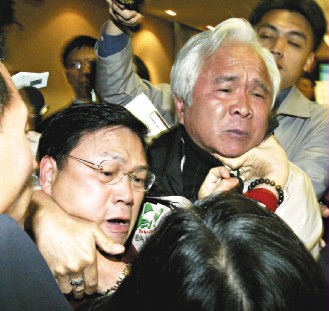廖風德_319事件讓國民黨錯失重新執政,廖風德掌組織兵符,在立院提案修法行政驗票,和民進黨立委林豐喜(右)衝突。.jpg 廖風德_319事件讓國民黨錯失重新執政,廖風德掌組織兵符,在立院提案修法行政驗票,和民進黨立委林豐喜(右)衝突。.jpg