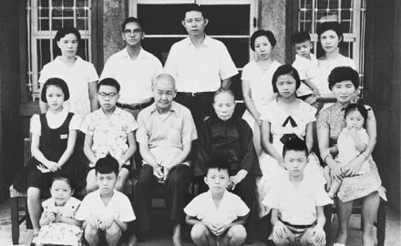 王永慶大事記_一九六○年,王永慶的長女王貴雲與王永在長子王文淵赴英留學前,在自宅前合影留念。.jpg 王永慶大事記_一九六○年,王永慶的長女王貴雲與王永在長子王文淵赴英留學前,在自宅前合影留念。.jpg
