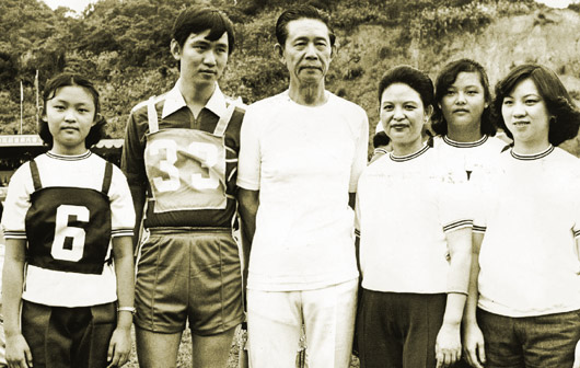 王永慶(左三)帶頭跑步,曾帶著三娘李寶珠(右三)和子女參加台塑運動會五千公尺長跑。.jpg 王永慶(左三)帶頭跑步,曾帶著三娘李寶珠(右三)和子女參加台塑運動會五千公尺長跑。.jpg