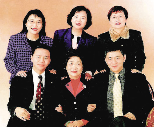 王永慶與二房廖嬌(中)育有二子三女,王永慶的長子王文洋(右)與次子王文祥(左)都未進入台塑集團最高決策核心。後排左至右為王雪紅、王貴雲及王雪齡。.jpg 王永慶與二房廖嬌(中)育有二子三女,王永慶的長子王文洋(右)與次子王文祥(左)都未進入台塑集團最高決策核心。後排左至右為王雪紅、王貴雲及王雪齡。.jpg