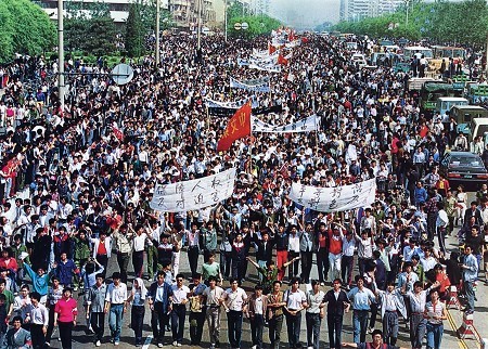 六四事件-五四大遊行。約七千名北京師範大學學生遊行到達天安門廣場。1989-5-4.jpg 六四事件-五四大遊行。約七千名北京師範大學學生遊行到達天安門廣場。1989-5-4.jpg