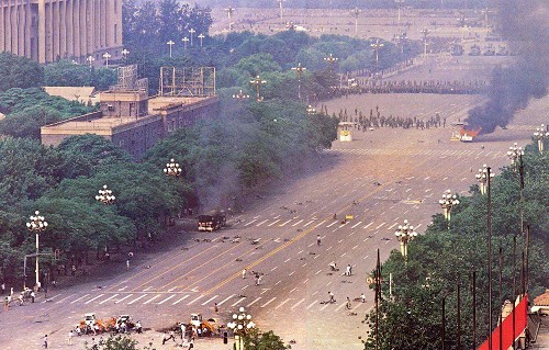 六四事件-六四早上軍隊在長安街上掃射,市民英勇抵抗。照片中可見數位市民中彈躺在長安街上,其他人在搶救傷員.jpg 六四事件-六四早上軍隊在長安街上掃射,市民英勇抵抗。照片中可見數位市民中彈躺在長安街上,其他人在搶救傷員.jpg