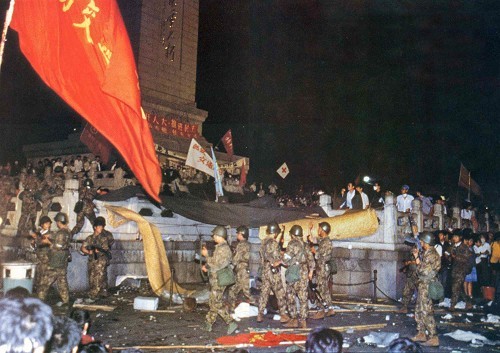 六四事件-六四凌晨五時,穿迷彩軍服的特種作戰部隊士兵衝上人民英雄紀念碑驅趕學生。.jpg 六四事件-六四凌晨五時,穿迷彩軍服的特種作戰部隊士兵衝上人民英雄紀念碑驅趕學生。.jpg