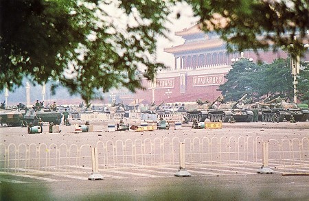 六四事件-天安門廣場上軍人戒備森嚴,重炮隱約可見。.jpg 六四事件-天安門廣場上軍人戒備森嚴,重炮隱約可見。.jpg