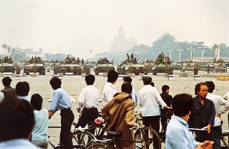 六四事件-天安門廣場上重兵駐守,一些市民在遠處觀看。.jpg 六四事件-天安門廣場上重兵駐守,一些市民在遠處觀看。.jpg