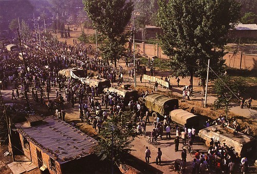 六四事件-向北京開進的戒嚴部隊的軍車被老百姓堵在了郊區。.jpg 六四事件-向北京開進的戒嚴部隊的軍車被老百姓堵在了郊區。.jpg