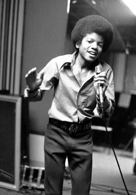 michaeljackson-13歲的Michael Jackson於1972年在自家拍照,當年他以「Ben」拿下個人首張第一名唱片。Credit- CBS.jpg michaeljackson-13歲的Michael Jackson於1972年在自家拍照,當年他以「Ben」拿下個人首張第一名唱片。Credit- CBS.jpg