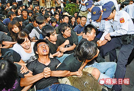 四百多名大學師生為抗議警察執法過當,前天起在行政院門口靜坐近三十小時,昨傍晚遭警察抬離。.jpg 四百多名大學師生為抗議警察執法過當,前天起在行政院門口靜坐近三十小時,昨傍晚遭警察抬離。.jpg