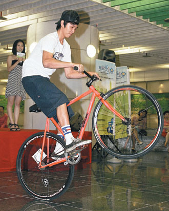 大台北無車日-台北市政府昨天在東區地下街宣導交通管制訊息,並邀請單速車好手表演單車特技。.jpg 大台北無車日-台北市政府昨天在東區地下街宣導交通管制訊息,並邀請單速車好手表演單車特技。.jpg