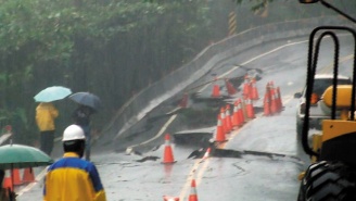 蘇花公路南澳鄉武塔段的路基嚴重坍方,公路總局無法保證今天傍晚能修復,引起居民不滿。.JPG 蘇花公路南澳鄉武塔段的路基嚴重坍方,公路總局無法保證今天傍晚能修復,引起居民不滿。.JPG