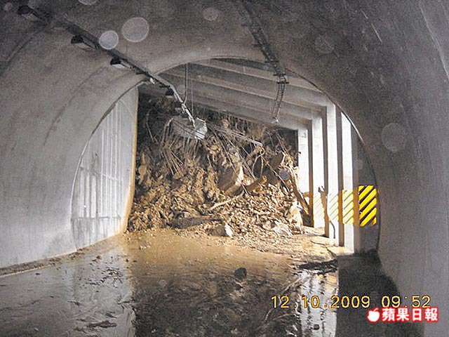 蘇花公路和仁段的明隧道,因大雨崩塌連鋼筋都被貫穿,隧道內灌滿土石。蘇先生提供.jpg 蘇花公路和仁段的明隧道,因大雨崩塌連鋼筋都被貫穿,隧道內灌滿土石。蘇先生提供.jpg