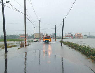 宜蘭縣到今午還在下雨,地勢低窪的武淵村,不少農路還淹在水裡。2.jpg 宜蘭縣到今午還在下雨,地勢低窪的武淵村,不少農路還淹在水裡。2.jpg
