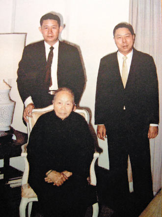 王永慶大事記_兄弟倆與母親合影,當時王永慶(左)48歲,王永在(右)43歲。.jpg 王永慶大事記_兄弟倆與母親合影,當時王永慶(左)48歲,王永在(右)43歲。.jpg