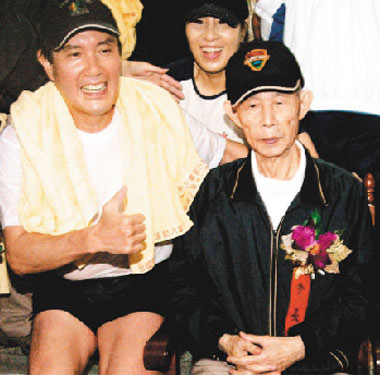 王永慶大事記_2006年台塑企業舉行運動會,應邀參加的馬英九,豎起大拇指稱讚企業大家長王永慶。.jpg 王永慶大事記_2006年台塑企業舉行運動會,應邀參加的馬英九,豎起大拇指稱讚企業大家長王永慶。.jpg
