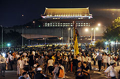 2008暴力圍城-綠眾抗議愈夜愈激烈 警方展開強勢驅離.jpg 2008暴力圍城-綠眾抗議愈夜愈激烈 警方展開強勢驅離.jpg