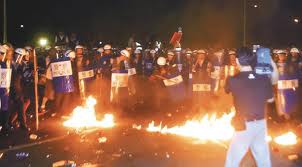 2008民進黨圍城爆發流血衝突,數百名群眾昨天下午在北市景福門攻擊警察-2.jpg 2008民進黨圍城爆發流血衝突,數百名群眾昨天下午在北市景福門攻擊警察-2.jpg