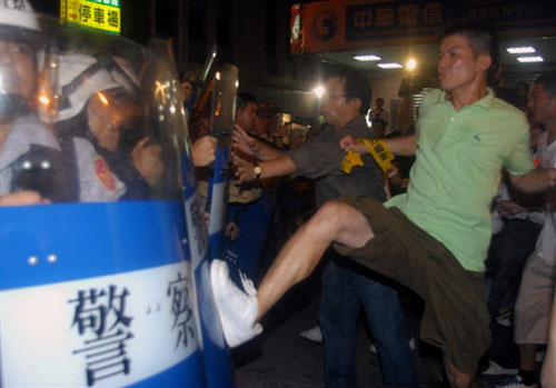 2008綠營支持者與警方激烈衝突。.jpg 2008綠營支持者與警方激烈衝突。.jpg