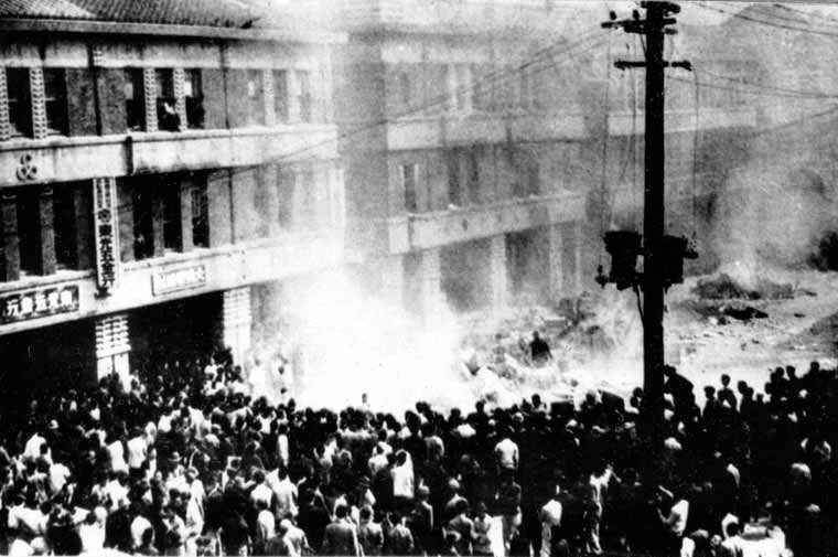 228_聚集在台灣省專賣局台北分局門口的群眾。時間為1947年2月28日