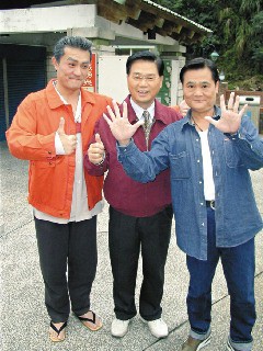廖風德_連續劇「親戚不計較」是廖風德(中)的原著改編,九十年廖在宜蘭參選立委時,製作單位還請他親自演了兩集。.jpg 廖風德_連續劇「親戚不計較」是廖風德(中)的原著改編,九十年廖在宜蘭參選立委時,製作單位還請他親自演了兩集。.jpg