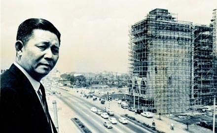 王永慶大事記_一九六五年,台塑在南京東路上自蓋大樓成立總部,是現在台塑集團的起點,後來因為事業版圖的擴增而打掉重蓋,這張照片見證了台北市興起的起步。.jpg 王永慶大事記_一九六五年,台塑在南京東路上自蓋大樓成立總部,是現在台塑集團的起點,後來因為事業版圖的擴增而打掉重蓋,這張照片見證了台北市興起的起步。.jpg