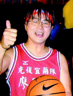 廖風德_2001年,國民黨的福將廖風德(左),扮成灌籃高手打選戰。.jpg 廖風德_2001年,國民黨的福將廖風德(左),扮成灌籃高手打選戰。.jpg