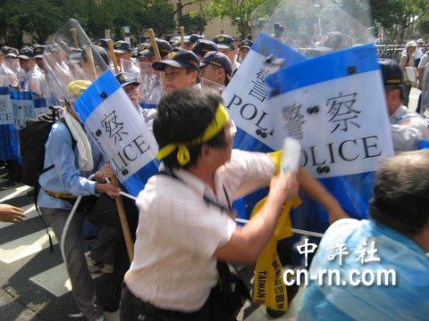 2008綠營遊行隊伍抵達徐州路口發生推擠衝突,場面一度相當火爆。.JPG 2008綠營遊行隊伍抵達徐州路口發生推擠衝突,場面一度相當火爆。.JPG