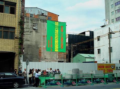 228_2005年底被拆除殆盡的原天馬茶房舊址;空地上掛了條『向228英靈致敬』的布條。